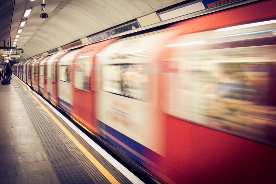Un treno che parte dal binario di una stazione della metropolitana