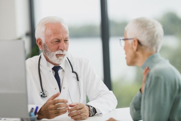 Um médico conversa com um paciente